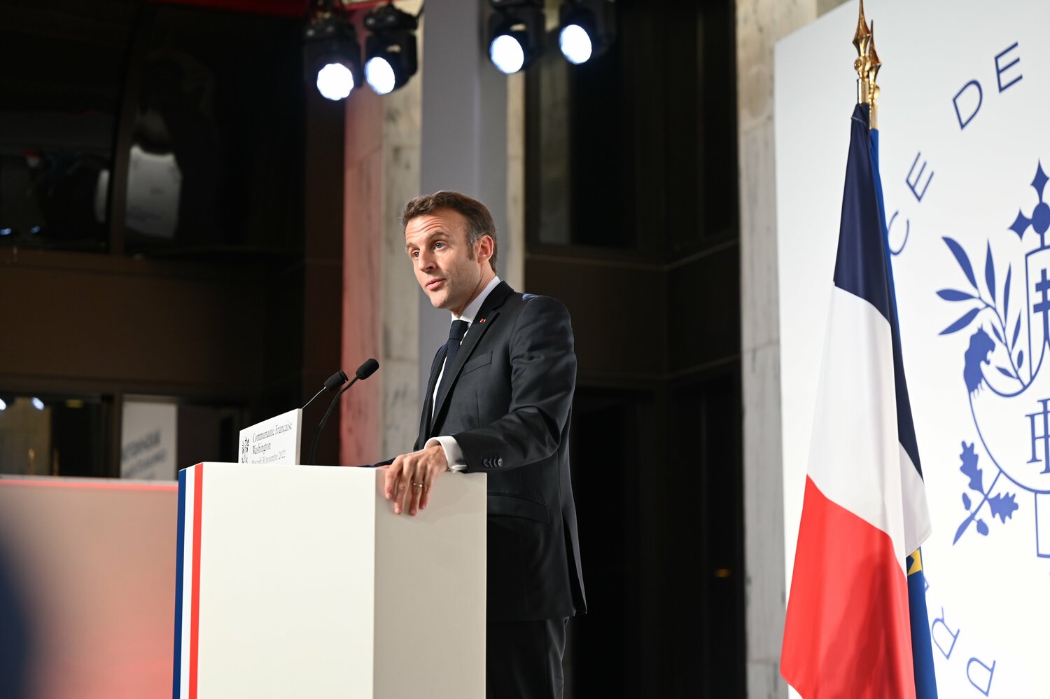 法國馬克宏（Emmanuel Macron） 與夫人到美國進行國事訪問，首日就對《降低通膨法》開砲。   圖：翻攝自法駐美使館推特