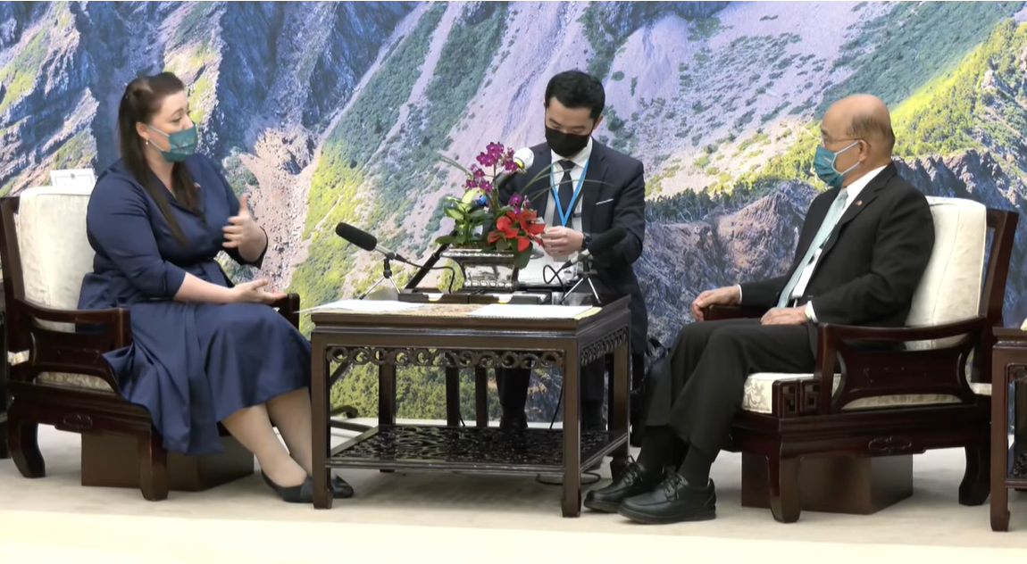 行政院長蘇貞昌 1 日天下午接見英國國會下議院外交委員會官方正式訪團,外委會主席柯恩詩則邀請蘇揆到英國國會參觀,看看他們運作的情況。 圖:擷自直播畫面 行政院長蘇貞昌 1 日天下午接見英國國會下議院外交委員會官方正式訪團,外委會主席柯恩詩則邀請蘇揆到英國國會參觀,看看他們運作的情況。 圖:擷自直播畫面