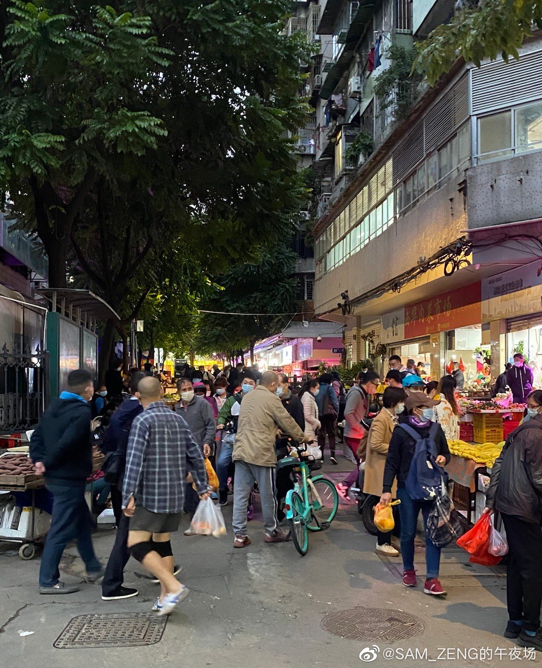 廣東某區市場恢復運作，民眾能正常外出採買食物。   圖: 翻攝自 SAM_ZENG的午夜場微博