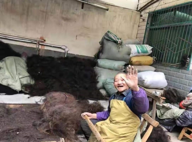 許昌一名工人正在整理蒐購來的假髮。   圖 : 翻攝自新京報