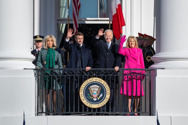 法國馬克宏（Emmanuel Macron）(左二) 到美國進行國事訪問，與美總統拜登（Joe Biden）(右二) 展現兩國友好情誼。   圖：翻攝自吉兒·拜登推特