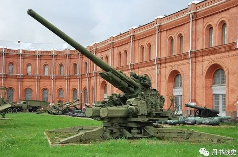 蘇聯 KM-52 高射炮在二戰時期是不可替代的武器，能對萬公尺高空飛行的目標造成有效的威脅，雖然命中並摧毀目標的機率很低。   圖: 翻攝自微博
