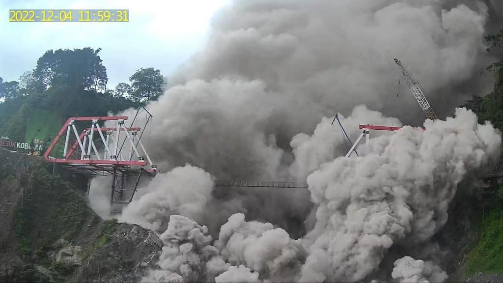 爪哇島東部附近一座大橋受到火山噴發的衝擊而損毀。    圖: 翻攝自 @InfoFPMKI 推特 