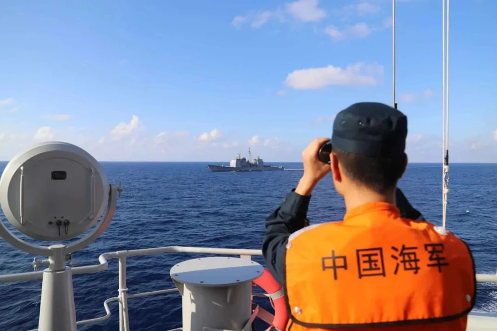 中國人民解放軍南部戰區官兵近距離「緊盯」,驅離美「錢斯洛斯維爾」號導彈巡洋艦。 圖:翻攝自陸網 中國人民解放軍南部戰區官兵近距離「緊盯」,驅離美「錢斯洛斯維爾」號導彈巡洋艦。 圖:翻攝自陸網