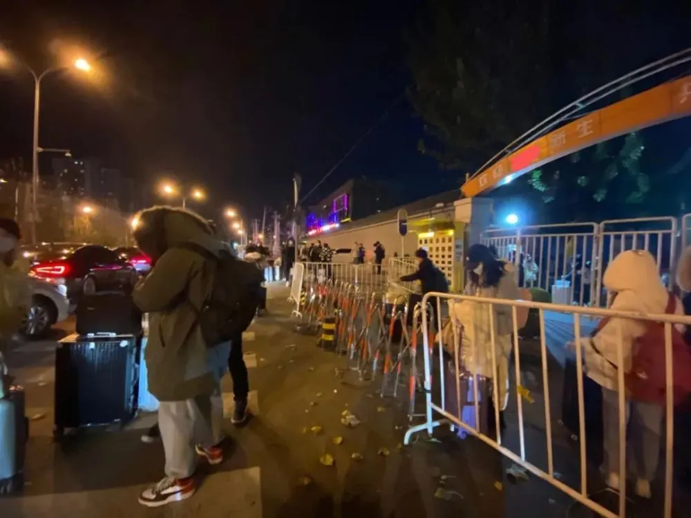 學生在校門口候車離開    圖：播攝自陸媒 