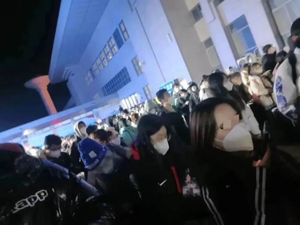 大批學生們於山西省朔州市右玉縣高速公路滯留。   圖：播攝自陸媒 