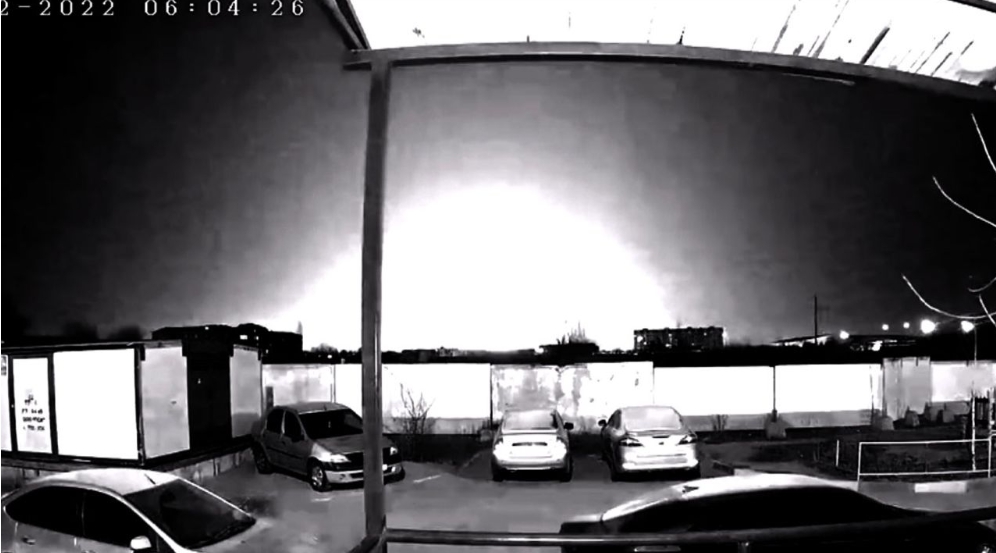 俄國境內軍用機場遭到烏軍長程無人機攻擊，現場爆炸時出現的大火球被監視器拍到。 圖 : 翻攝自推特