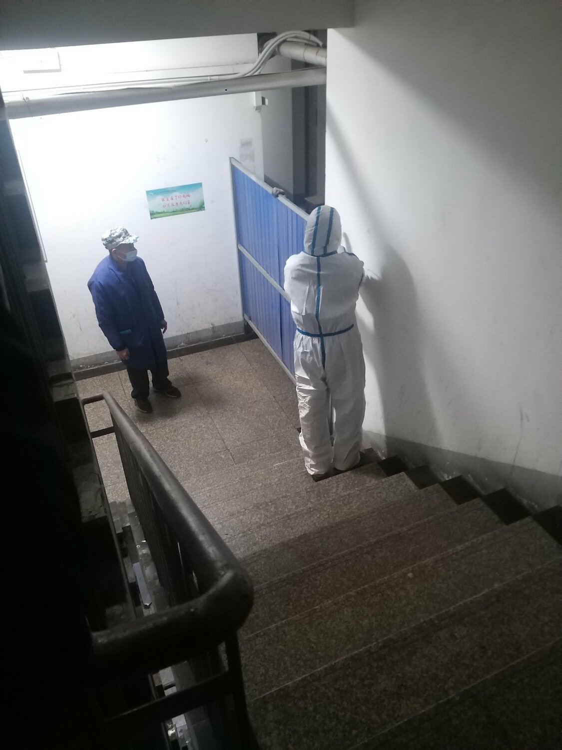 有網友稱，武漢工程大學宿舍因核酸檢測結果異常，被封上鐵門封控。   圖：翻攝自推特