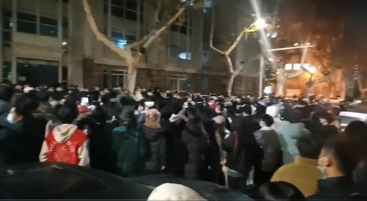 南京工業大學學生，因封校期間發現陽性個案，加上不願意繼續被封控，而爆發抗議   圖:翻是自推特@李老師不是你老師