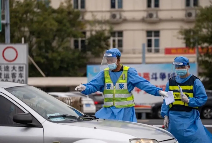 中國警察封路攔車,對駕駛進行核酸檢測。 圖 : 翻攝自騰訊網 中國警察封路攔車,對駕駛進行核酸檢測。 圖 : 翻攝自騰訊網