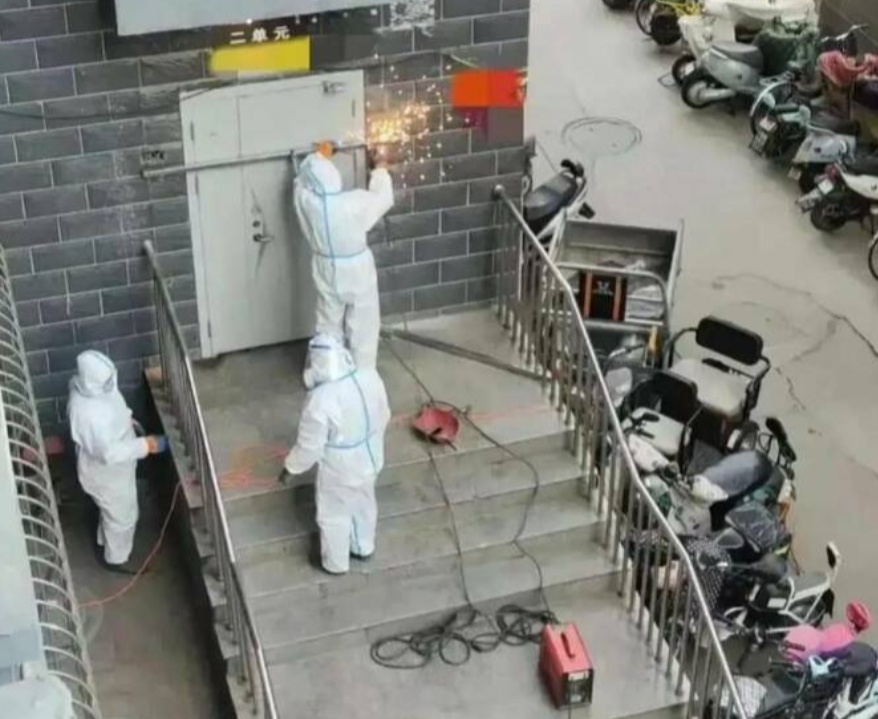 中國今 ( 7 ) 日頒布的新十條,明確規範大白不准再銲死、封門,堵死民眾的逃生之路。 圖 : 翻攝自推特 中國今 ( 7 ) 日頒布的新十條,明確規範大白不准再銲死、封門,堵死民眾的逃生之路。 圖 : 翻攝自推特
