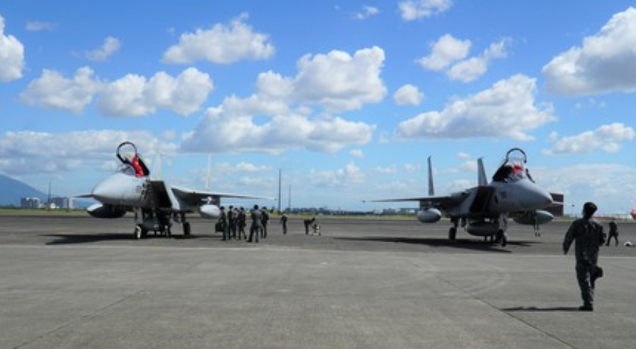 日本航空自衛隊F-15戰鬥機抵達了菲律賓北部馬巴拉卡特市的克拉克空軍基地。 圖: 翻攝自美國印太司令部雜誌《印太防務論壇》推特