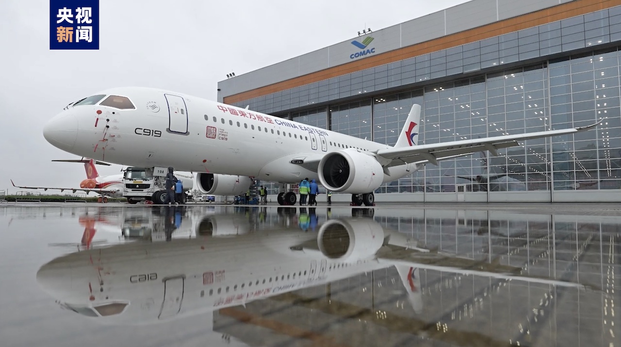 中國首架自產大型客機C919客機交付東方航空。   圖：翻攝自央視新聞