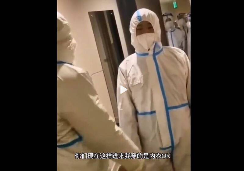 俗稱「大白」的中國防疫工作人員疑似闖入只穿內衣的女性民眾家中動粗擄人。 圖:翻攝自微博 俗稱「大白」的中國防疫工作人員疑似闖入只穿內衣的女性民眾家中動粗擄人。 圖:翻攝自微博