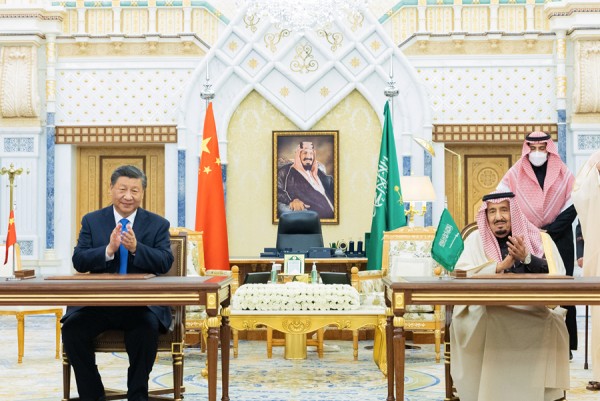 習近平簽署「中華人民共和國和沙特（沙烏地）阿拉伯王國全面戰略伙伴關係協議」。   圖：翻攝新華社