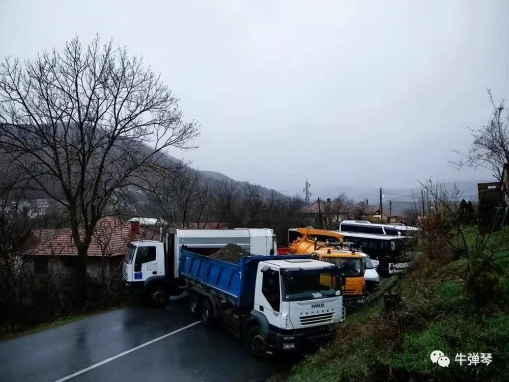 塞爾維亞示威者以卡車封鎖道路對抗科索沃人。 圖：翻攝自陸媒牛彈琴