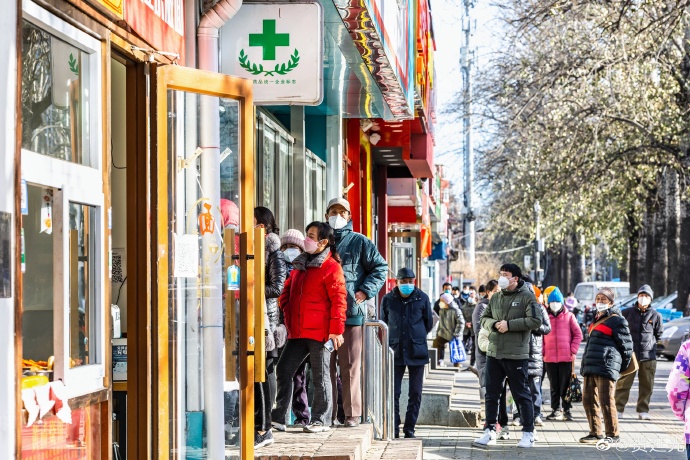 北京市街頭的藥店，許多市民排隊但買不到藥物。   圖:翻攝自微博/贺延光
