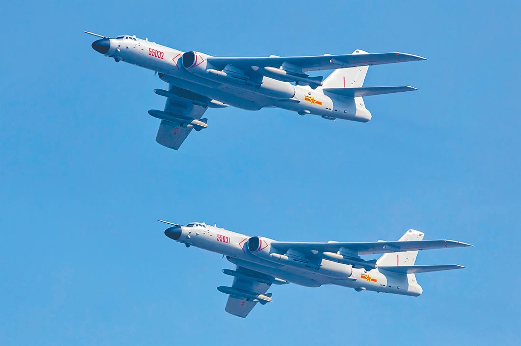 國防部13日發布過去24小時台海週邊海、空域解放軍活動動態，發現多達18架次「轟-6」機進入台灣西南防空識別區南側邊緣空域。   圖：翻攝陸網/人民視覺(資料照片)