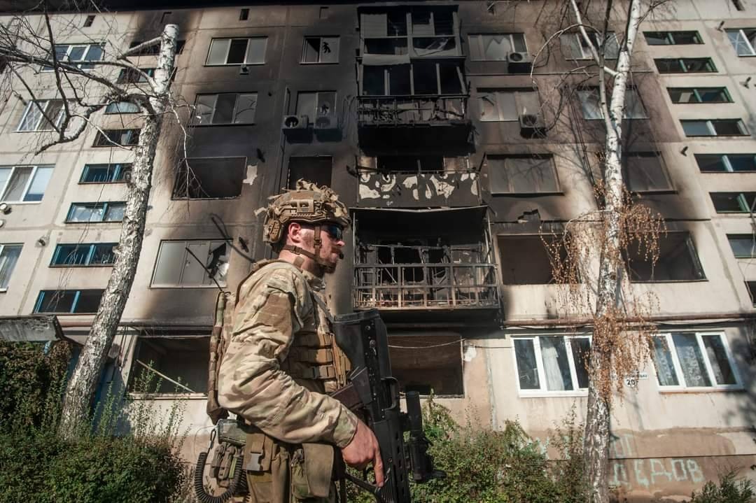 烏克蘭市區大樓被俄軍轟炸。   圖：翻攝自臉書（資料照）