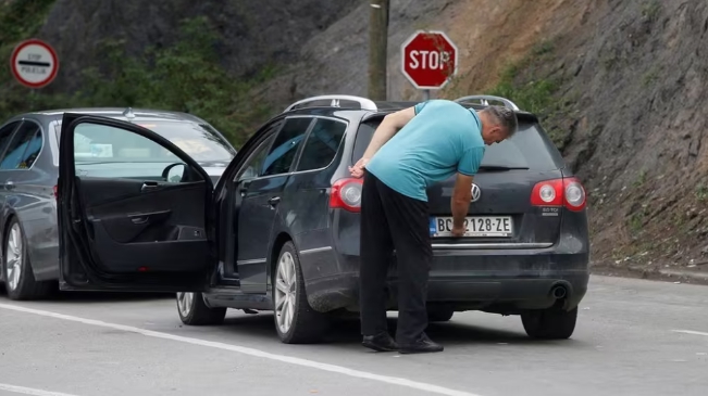 科索沃人檢查塞族人車廂。 圖 : 翻攝自環球網 科索沃人檢查塞族人車廂。 圖 : 翻攝自環球網