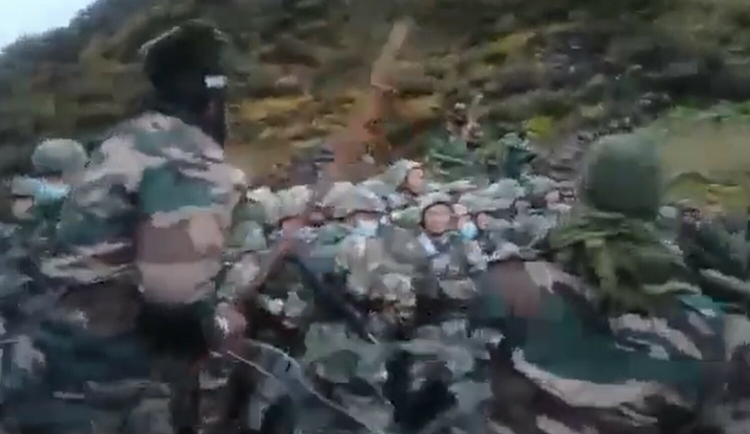  9 日中國與印度軍隊在兩國邊境發生衝突。網傳影片顯示，印度軍隊手持棍棒向越過邊境線的中共解放軍不斷揮舞。   圖:翻攝自推特 The Analyzer @Indian_Analyzer