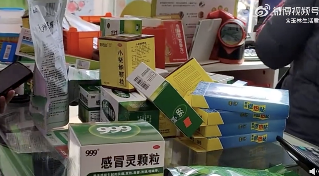 中國放寬防疫政策後，出現民眾囤藥潮。   圖：翻攝自微博