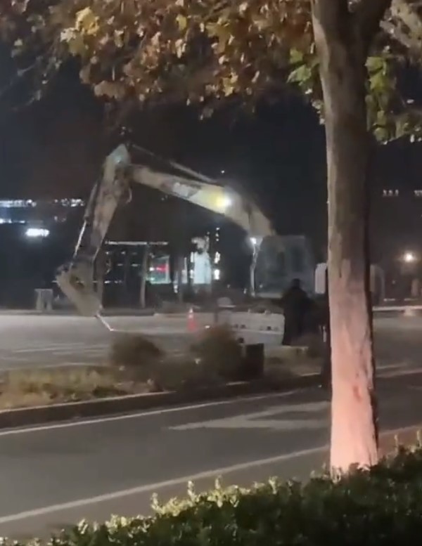 河南省鄭州市路上驚傳一台挖土機瘋狂旋轉。 圖:翻攝自推特「李老師不是你老師」@whyyoutouzhele 河南省鄭州市路上驚傳一台挖土機瘋狂旋轉。 圖:翻攝自推特「李老師不是你老師」@whyyoutouzhele