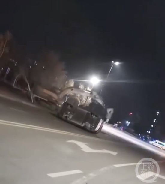 河南省鄭州市路上驚傳一台挖土機瘋狂旋轉,將路邊車輛掀翻。 圖:上游新聞 河南省鄭州市路上驚傳一台挖土機瘋狂旋轉,將路邊車輛掀翻。 圖:上游新聞