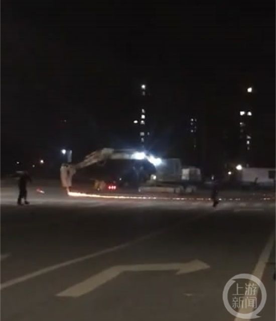 河南省鄭州市路上驚傳一台挖土機瘋狂旋轉,機械臂在地面上擦出火花。 圖:上游新聞 河南省鄭州市路上驚傳一台挖土機瘋狂旋轉,機械臂在地面上擦出火花。 圖:上游新聞