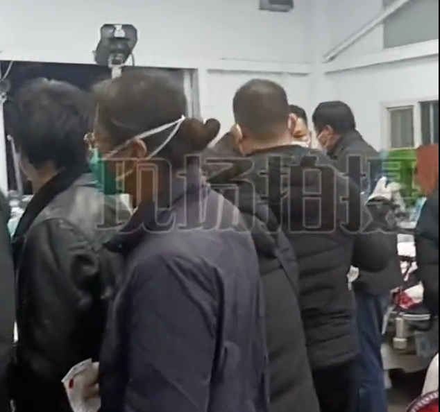 河北醫科大學醫院病患數爆量，家屬塞滿大廳   圖：翻攝自推特影片