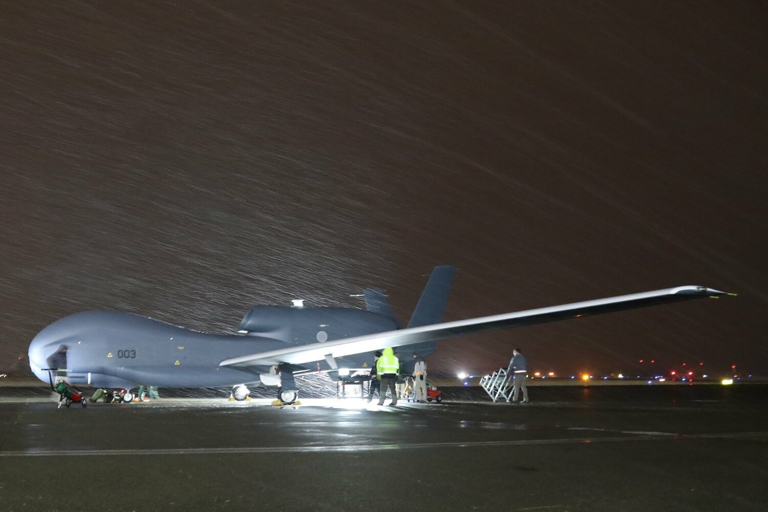 日本RQ-4B「全球鷹」無人機偵察中隊15日在青森縣三澤基地新編成軍。 圖:翻攝@JASDF_PAO推特 日本RQ-4B「全球鷹」無人機偵察中隊15日在青森縣三澤基地新編成軍。 圖:翻攝@JASDF_PAO推特