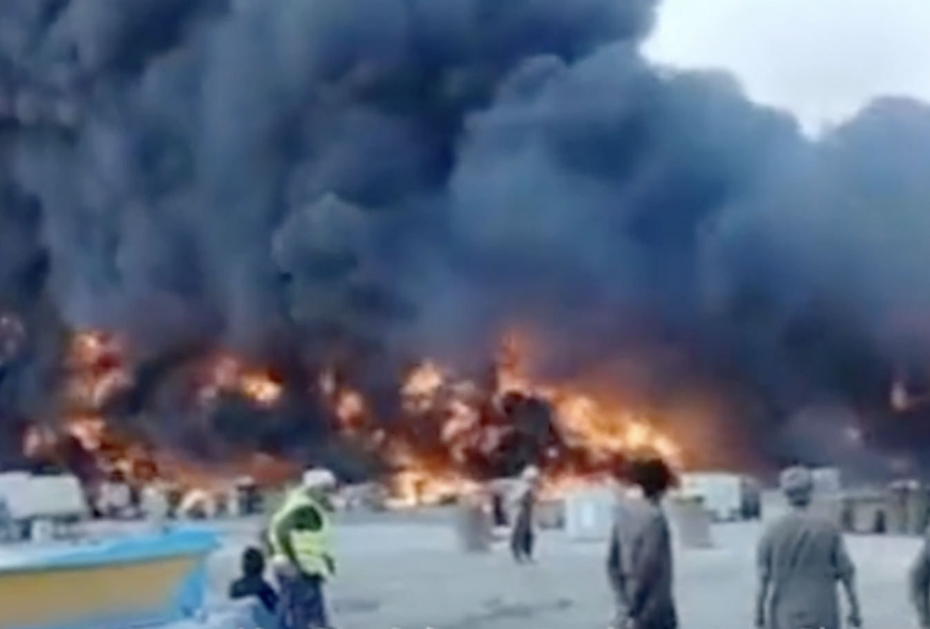 巴基斯坦俾路支省昆塔尼地區發生大火，起初被誤傳為瓜達爾港    圖：影片截圖