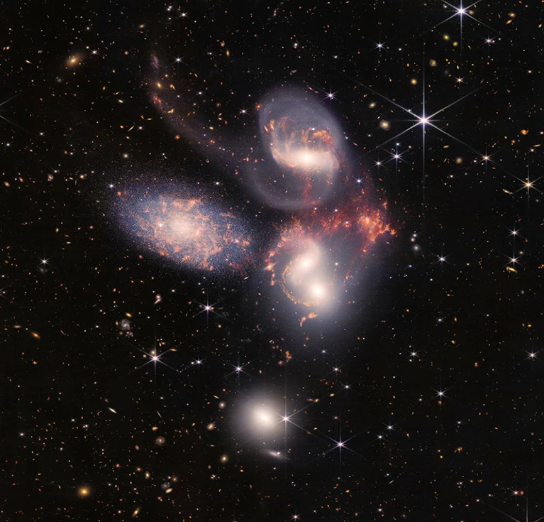 斯蒂芬斯五重奏，一組五個星系，由美國宇航局的詹姆斯韋伯太空望遠鏡拍攝。   圖：翻攝自《自然》雜誌網站