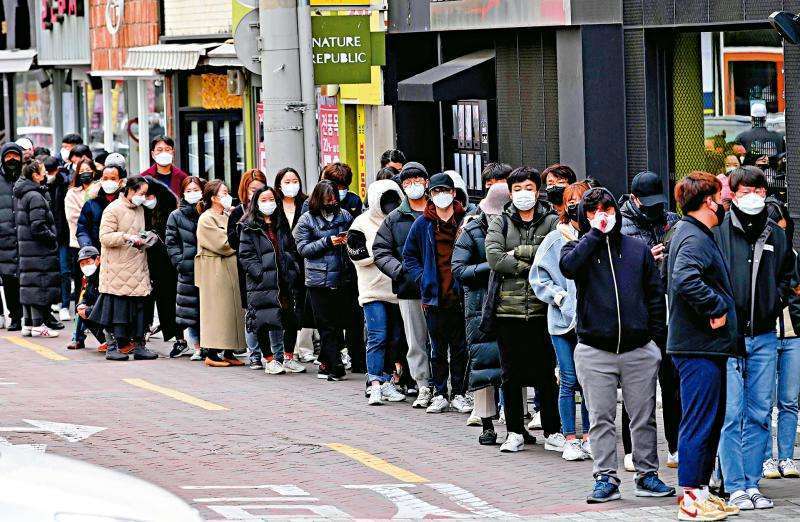 南韓將擬「室內戴口罩的相關放寬措施」，預計將分 2 階段實施。第一階段最快在農曆年前放寬，除了公共運輸、福利機構和醫療機構等場所之外，室內空間將從「義務」改為「建議」戴口罩。   圖：翻攝自騰訊網