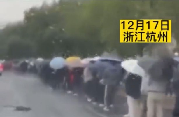 推特網紅方舟子分享杭州醫院外的冒雨排隊的病患。   圖:翻攝自推特方舟子 @fangshimin