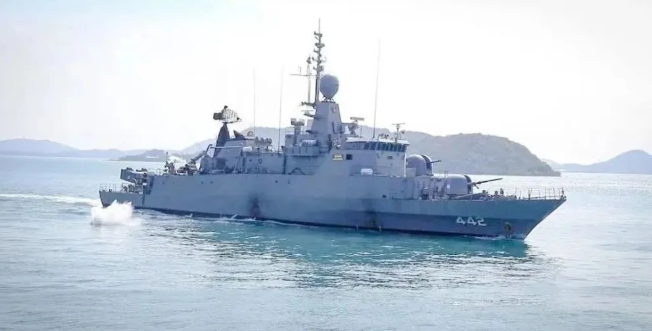 當地時間 18 日，泰國皇家海軍「素可泰」號軍艦沉沒，船上共有 106 名官兵。   圖 : 翻攝自央視軍事