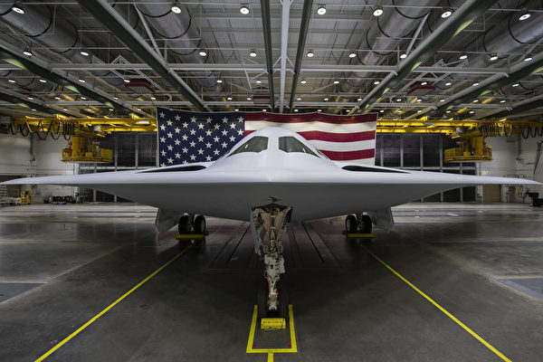 美國空軍於本 ( 12 ) 月初在加利福尼亞的飛機工廠首次公開亮相超級機密的新型 B-21「突襲者」（Raider）隱形核轟炸機。   圖: 翻攝自美國空軍