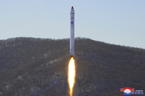 北韓官媒證實18日進行軍用偵察衛星試驗，將偵照設備送上500公里高空，完成衛星發射前「最後關門工序」。   圖：翻攝朝中社