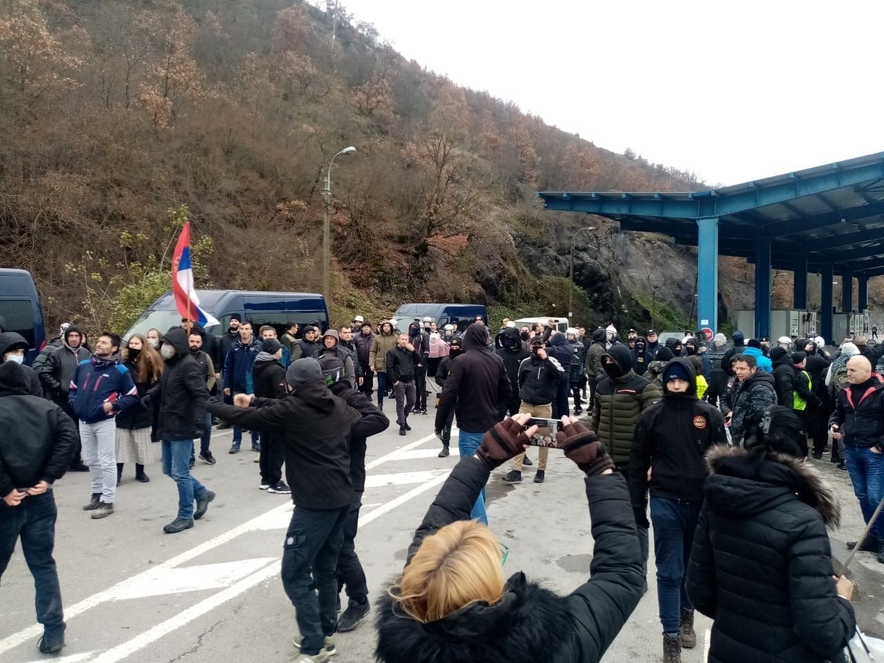 塞爾維亞與科索沃邊界，近日出現塞爾維亞人和親俄極端分子示威。   圖:翻攝自推特/Daniel Smith @DanielS18352008