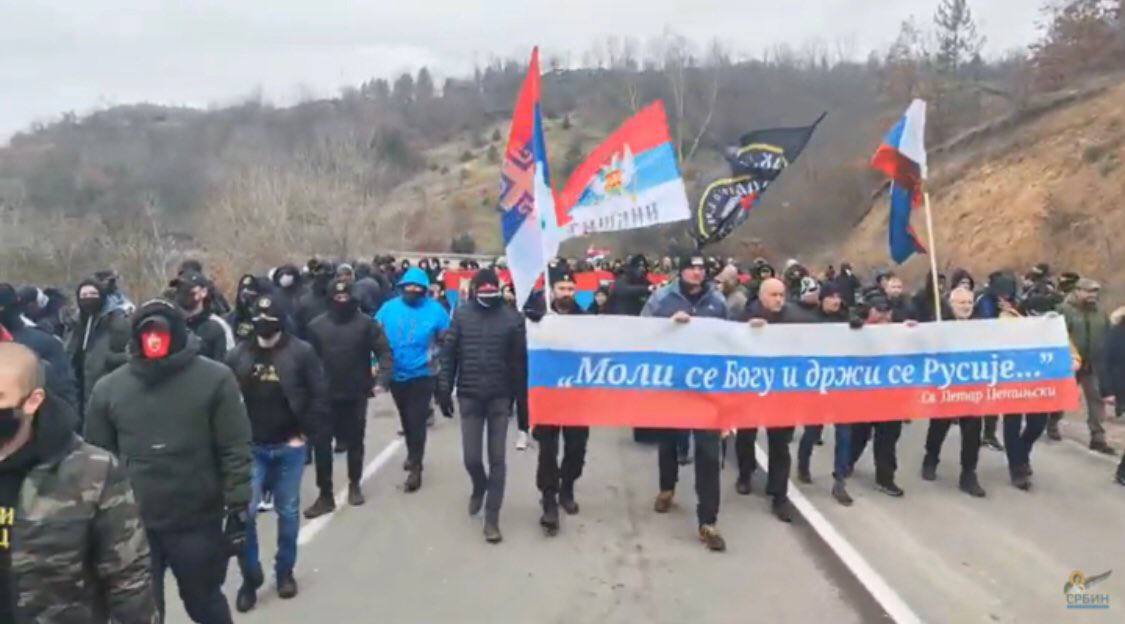 塞爾維亞與科索沃邊界，近日出現塞爾維亞人和親俄極端分子示威。   圖:翻攝自推特/Daniel Smith @DanielS18352008