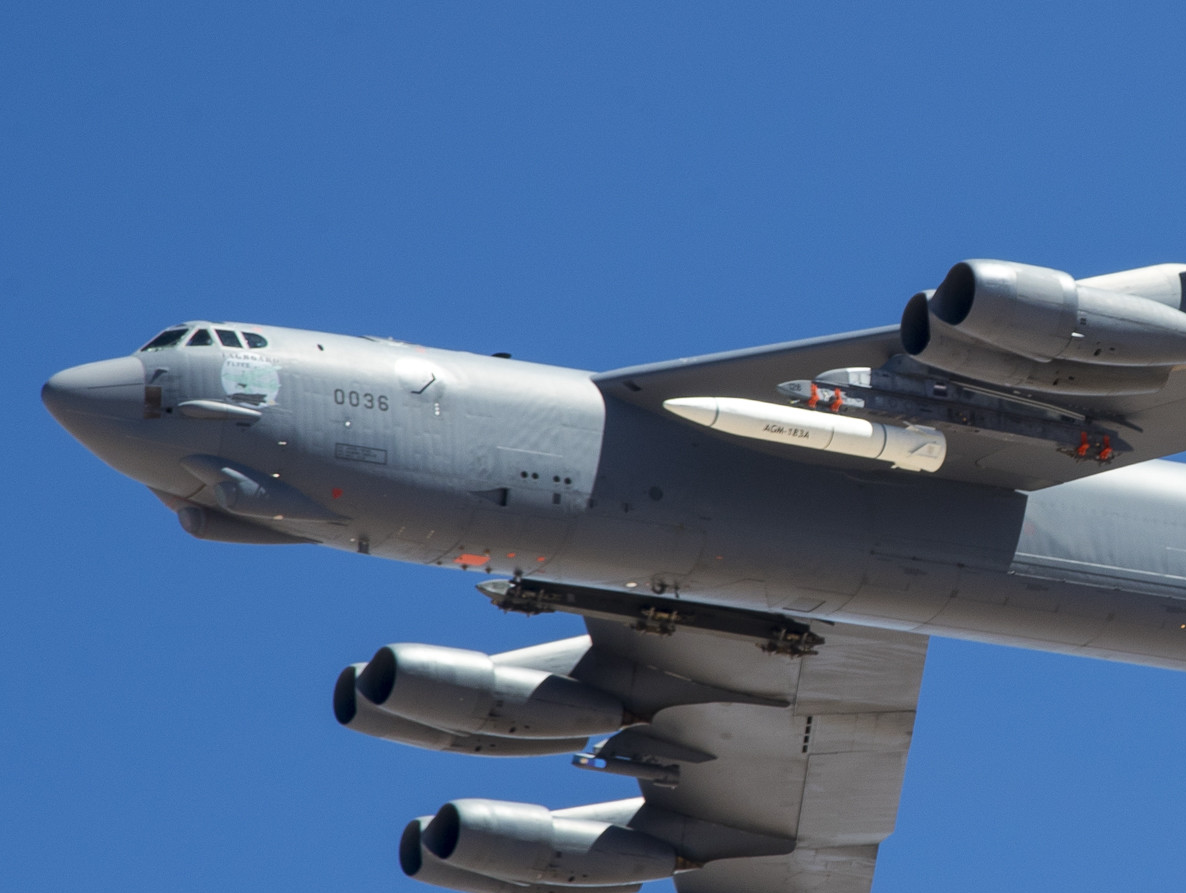 美國空軍以B-52H轟炸機，首度完成AGM-183A高超音速武器原型彈測試。   圖:美國空軍官網