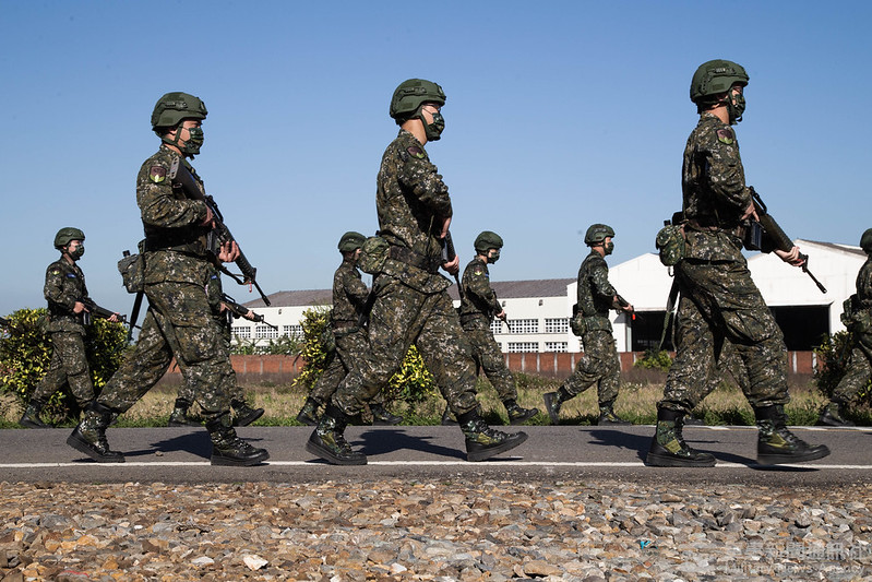2025年6月《軍人待遇條例》修正，志願役加給升3萬元，二等兵起薪5.6萬元，戰鬥部隊最高6.8萬元，少尉7.35萬元，高於多數大學畢業生。 圖：翻攝自軍聞社官網 