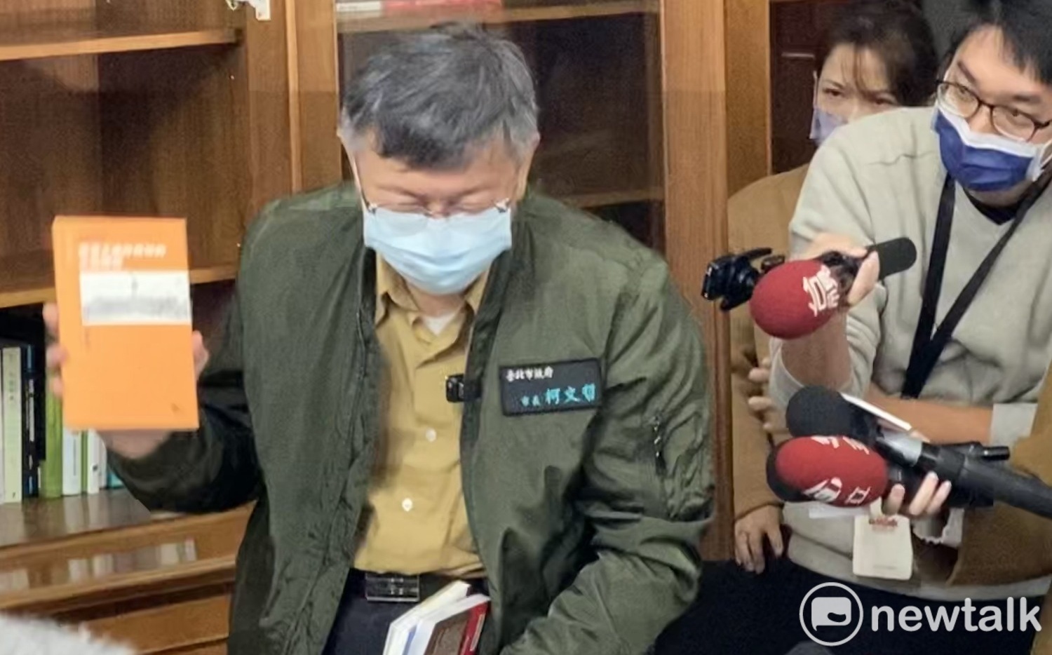 穿回醫師袍「柯P回來了」 柯文哲辦公室打包見蔡英文兩岸書 | 政治 | Newtalk新聞