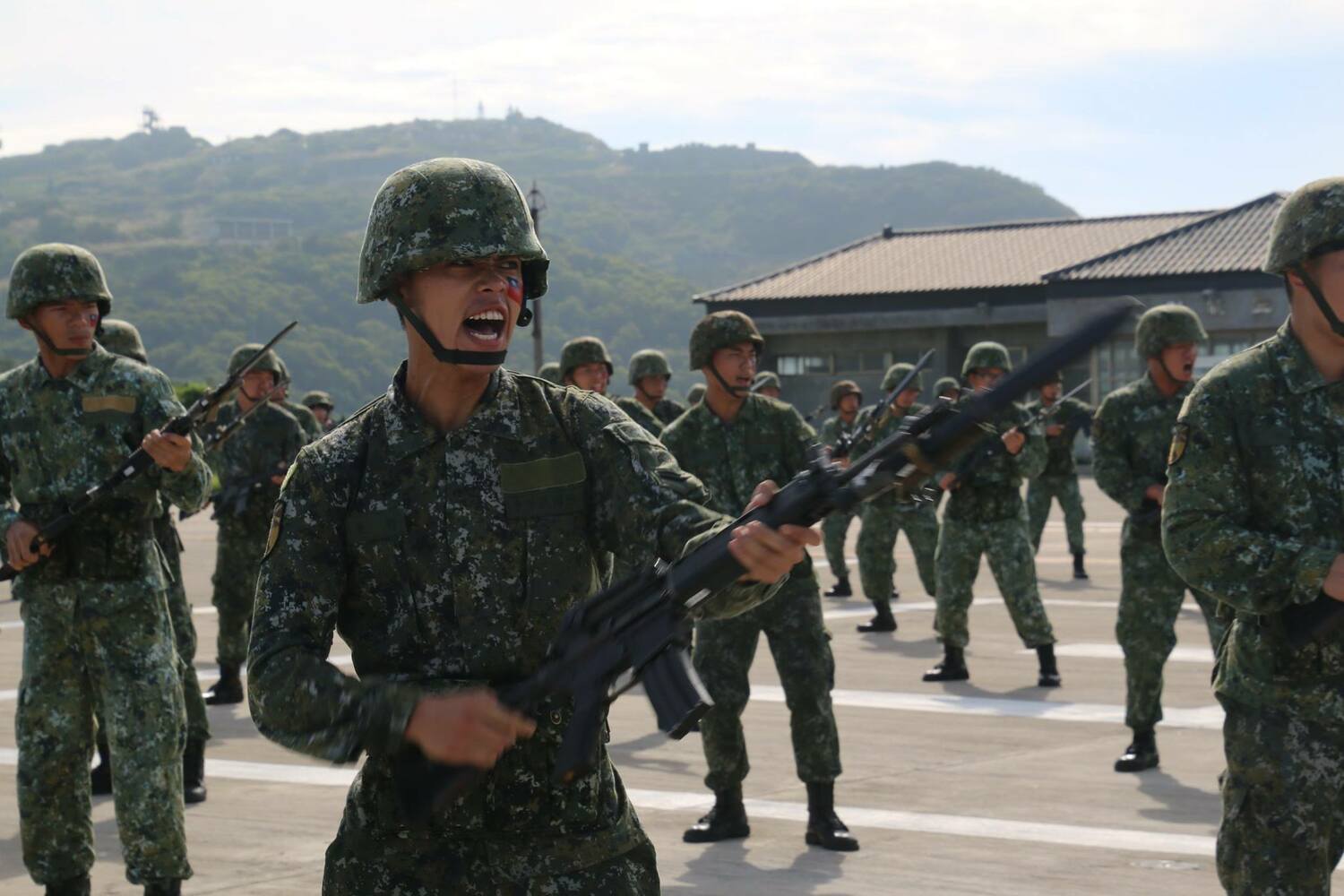 傳府院高層不滿意國防部上呈役期延長版本，認為刺槍術訓練太過傳統』，不如學刺針飛彈。 圖：翻攝漢聲廣播電臺臉書(資料照片)