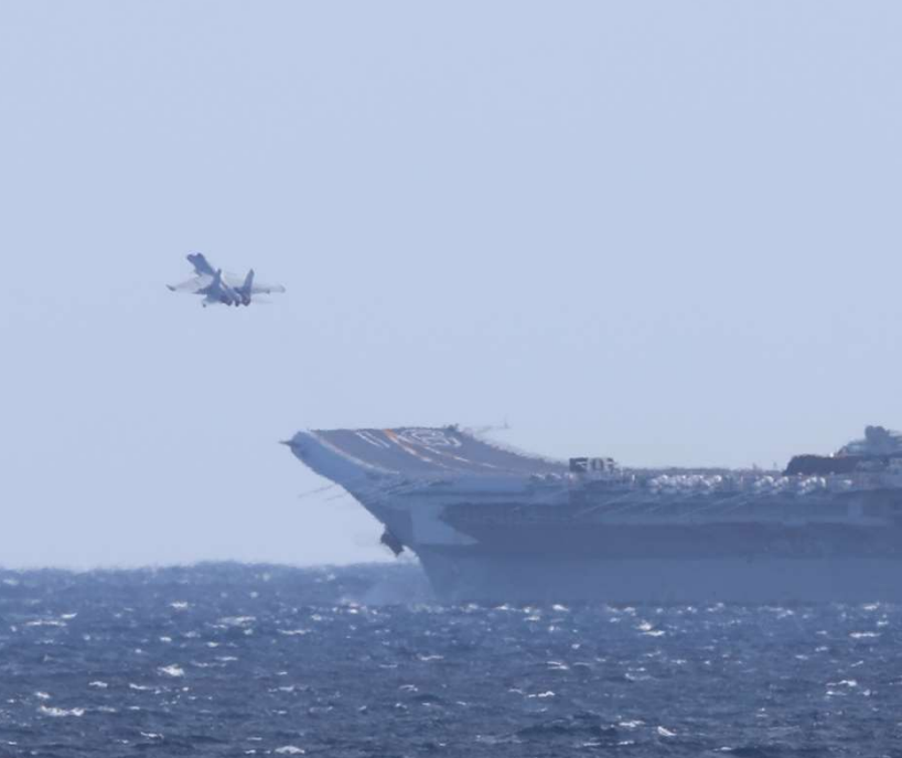 中國海軍遼寧號進行艦載機起降。 圖:翻攝自日本防衛省
