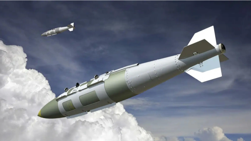 「聯合直接攻擊彈藥」( JDAM ) 因擁有慣性導航系統（INS）和GPS接收器，能夠確保炸彈在各種天氣下都能以高精準度擊中目標。 圖：翻攝自騰訊網（資料照）