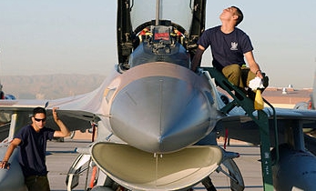  F-16戰機與維修人員。 圖 : 翻攝自維基百科 