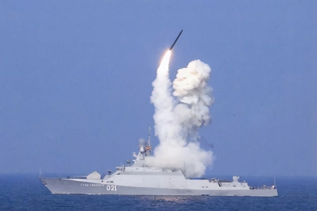 俄軍從黑海戰艦上發射飛彈攻擊烏克蘭。 圖 : 翻攝自14號觀察室