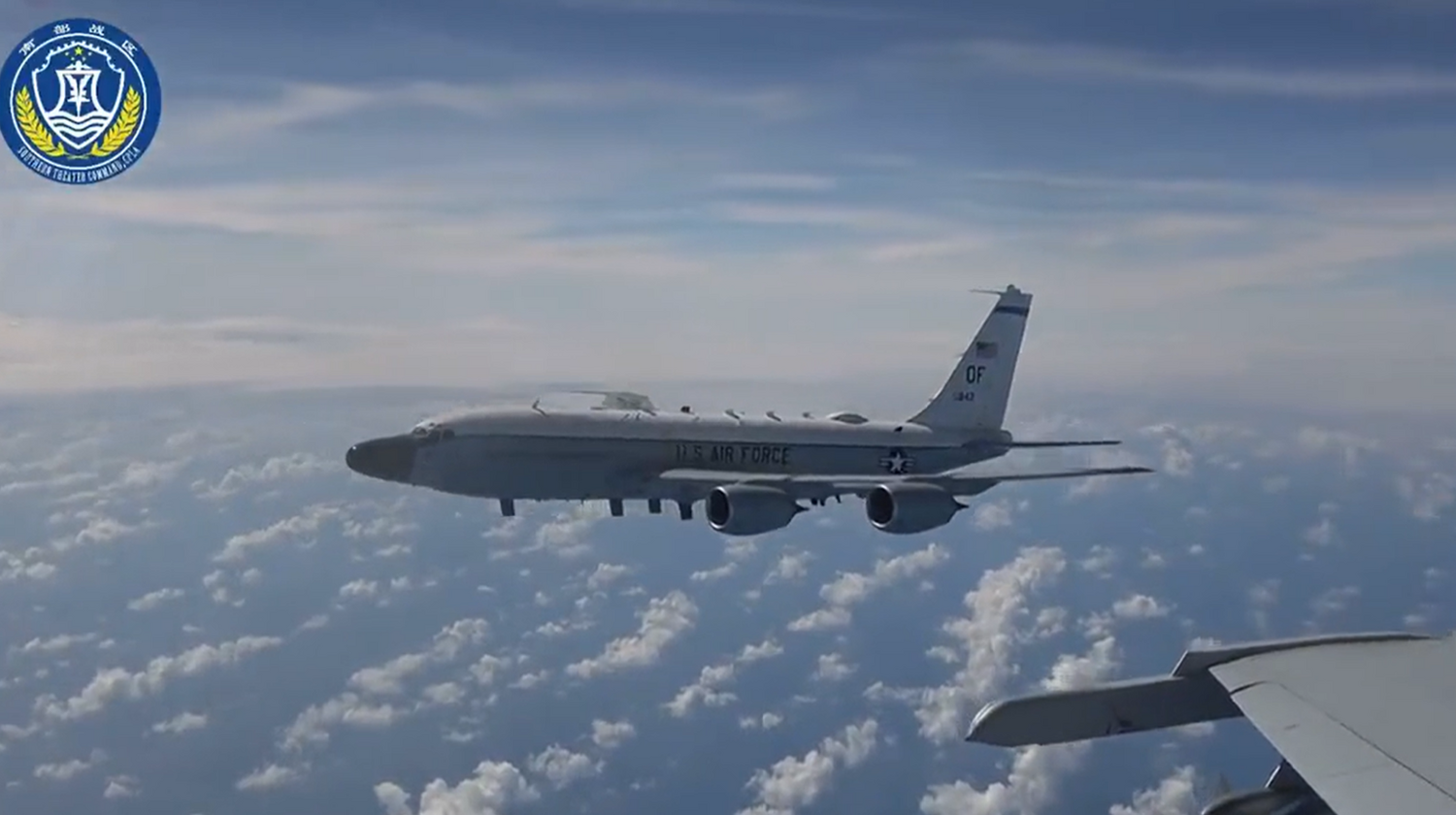 中共解放軍公布解放軍殲-11戰機視角的美軍RC-135偵察機，並稱美軍危險飛行。 圖: 翻攝中共解放軍微博