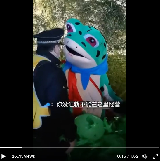 影) 超爆笑! 城管抓住「青蛙人」鬥嘴鼓他崩潰喊:「你的飯碗比較硬!」 | 中國| Newtalk新聞